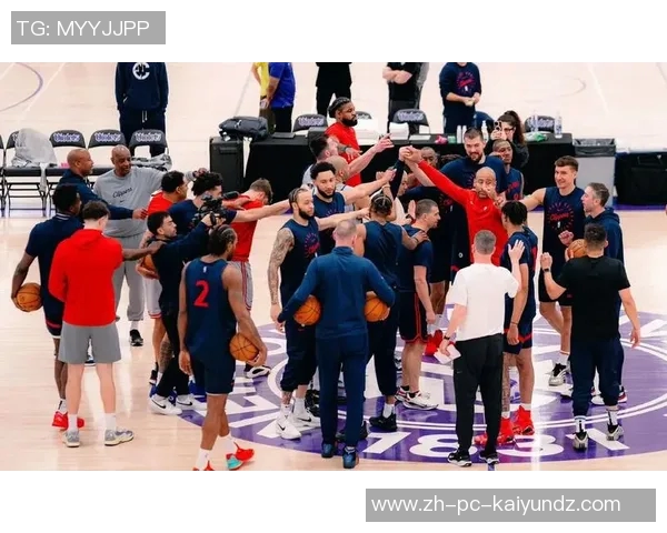 尼克斯与快船激战正酣球迷期待精彩对决与绝佳表现